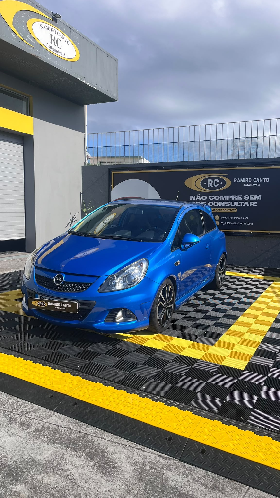 OpelCorsaAzul.jpeg