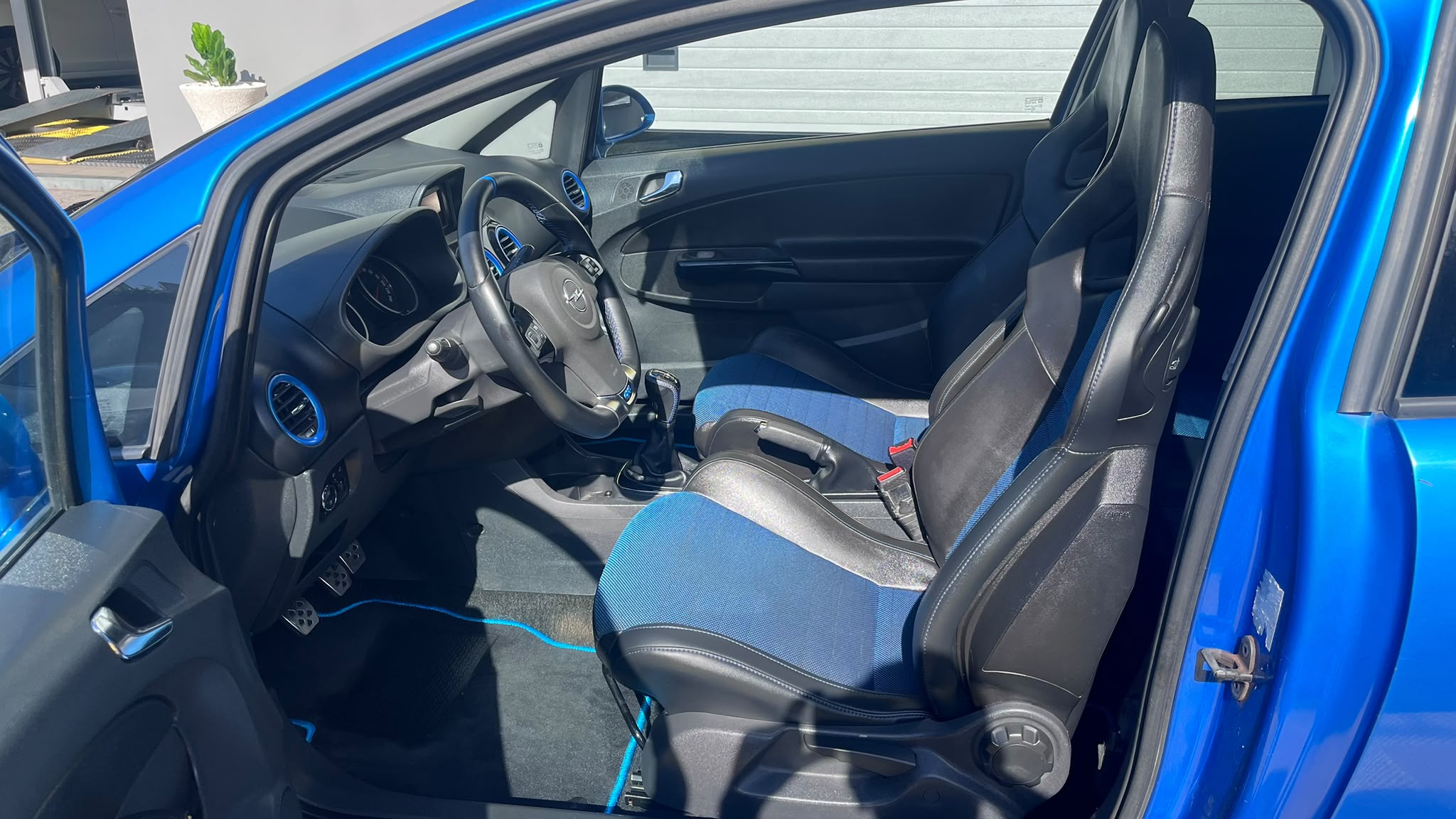 OpelCorsaAzul4.jpeg