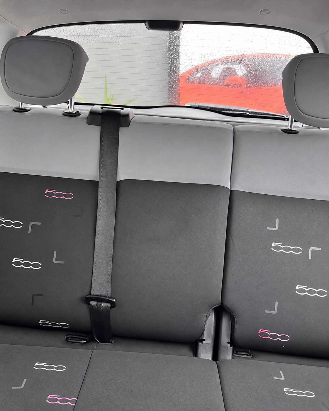 Banco traseiro do Fiat 500L à chuva.png