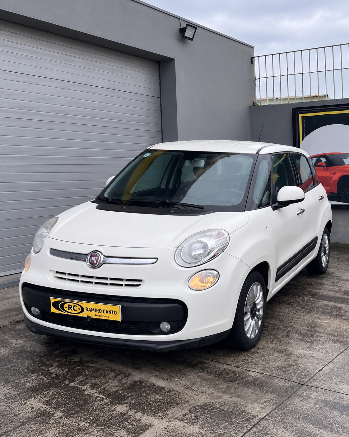 Fiat 500L junto à garagem.png
