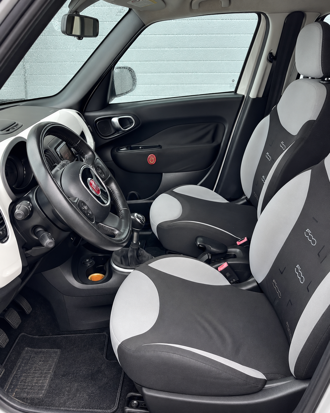 Interior Fiat 500L em perspetiva vertical.png