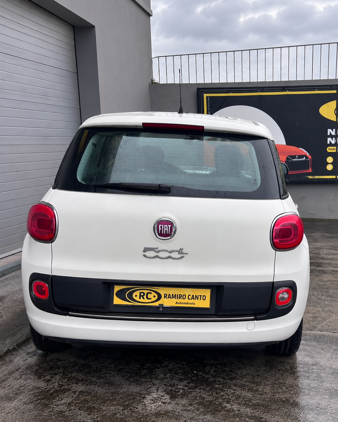 Traseira do Fiat 500L junto ao concessionário.png